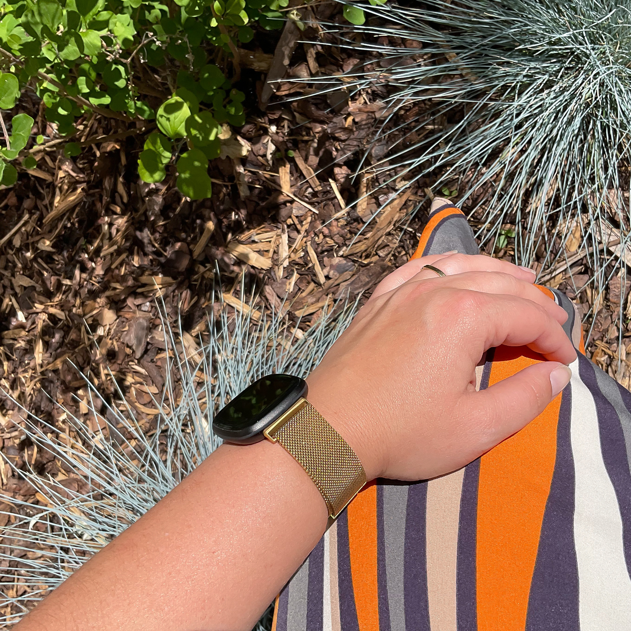 Cinturino loop in maglia milanese per Fitbit Versa 3 / Sense - oro