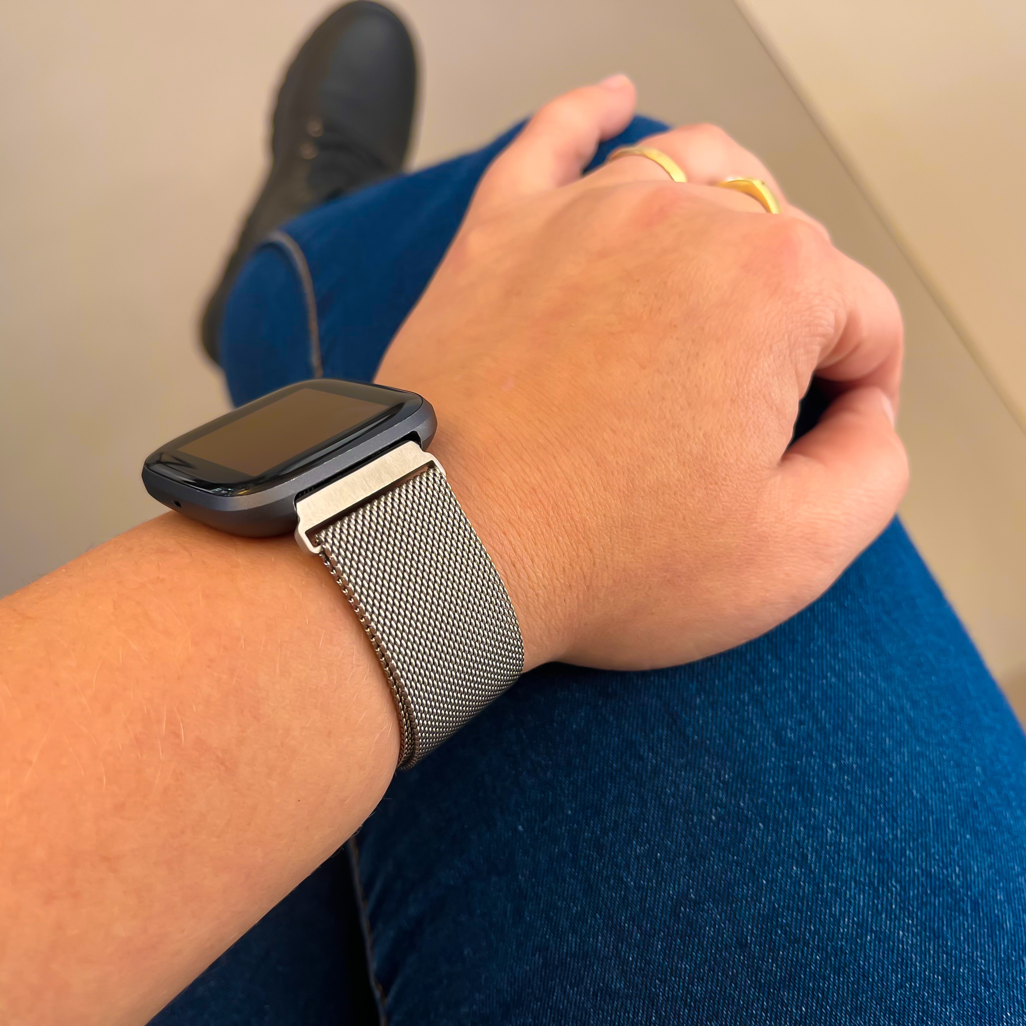 Cinturino loop in maglia milanese per Fitbit Versa - argento