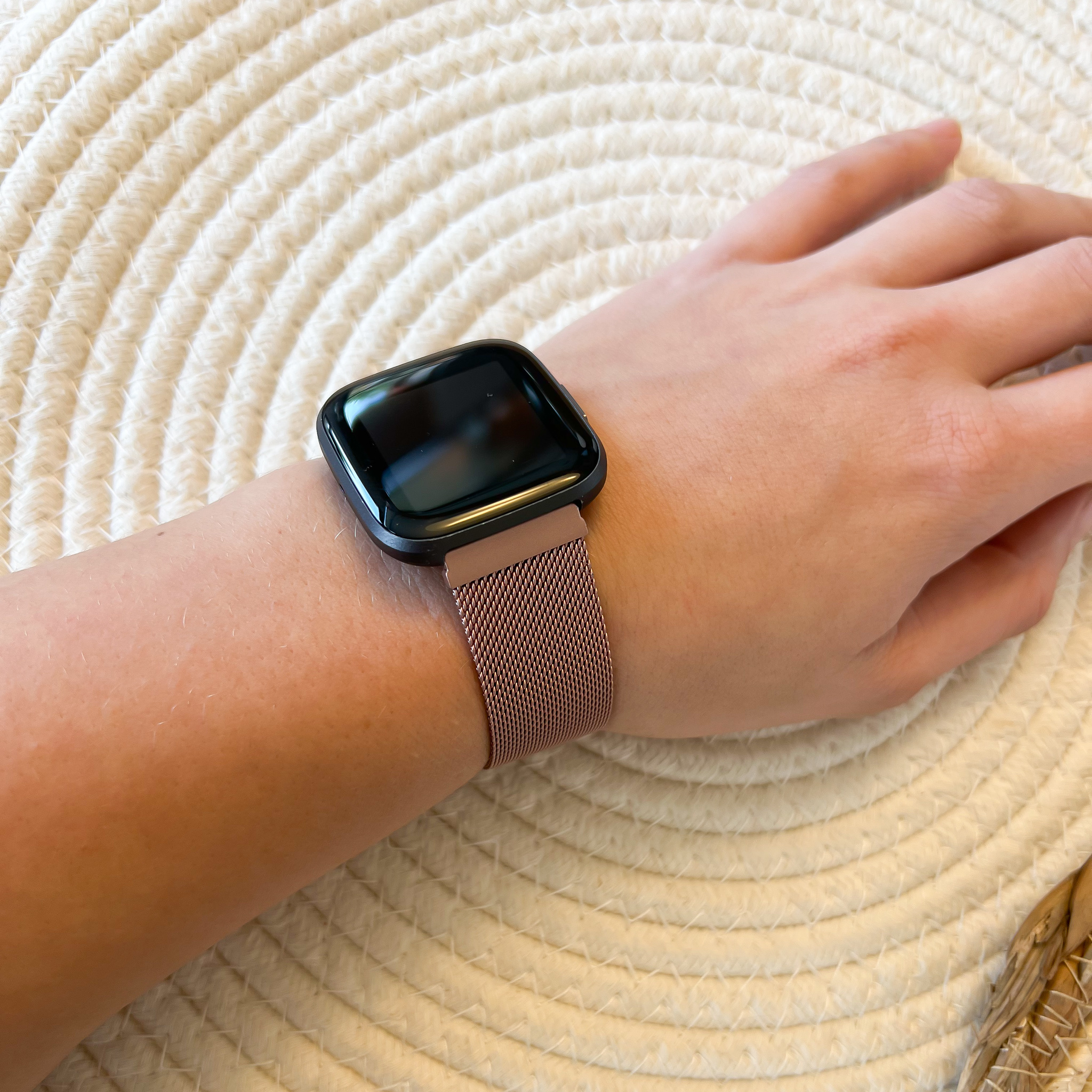 Cinturino loop in maglia milanese per Fitbit Versa - rosa rossa