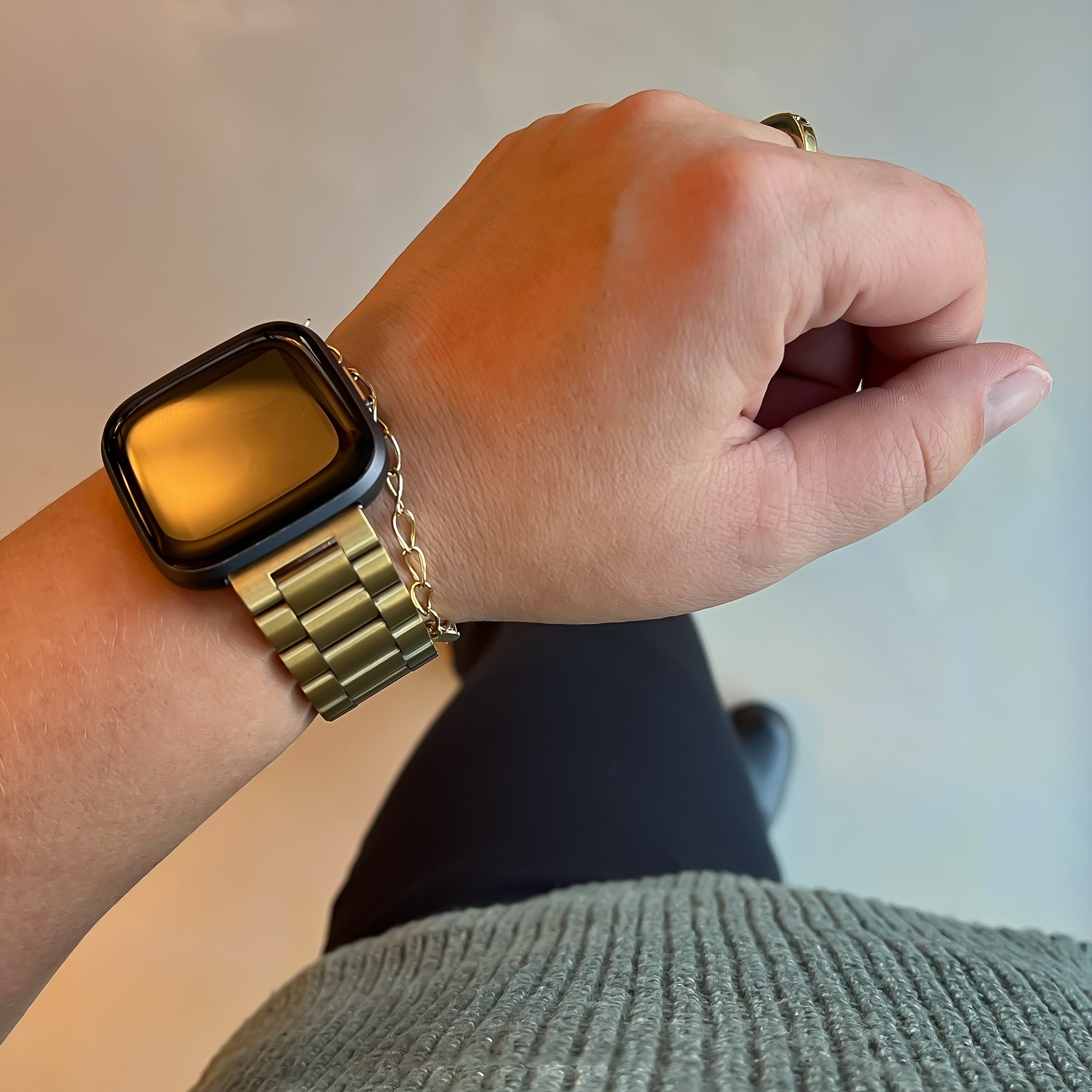 Cinturino a maglie in acciaio con perline per Fitbit Versa - oro