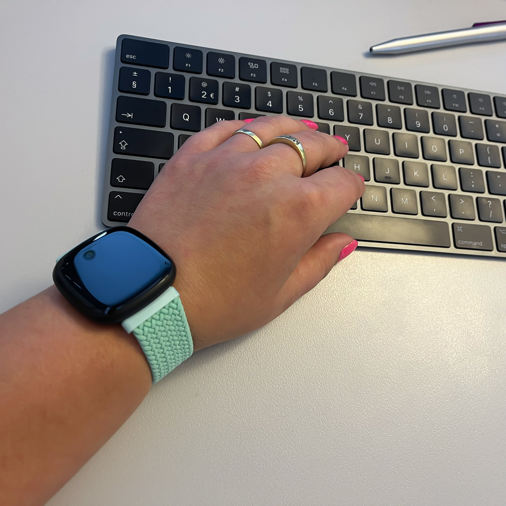 Cinturino Solo intrecciato in nylon per Fitbit Versa 3 / Sense - pistacchio