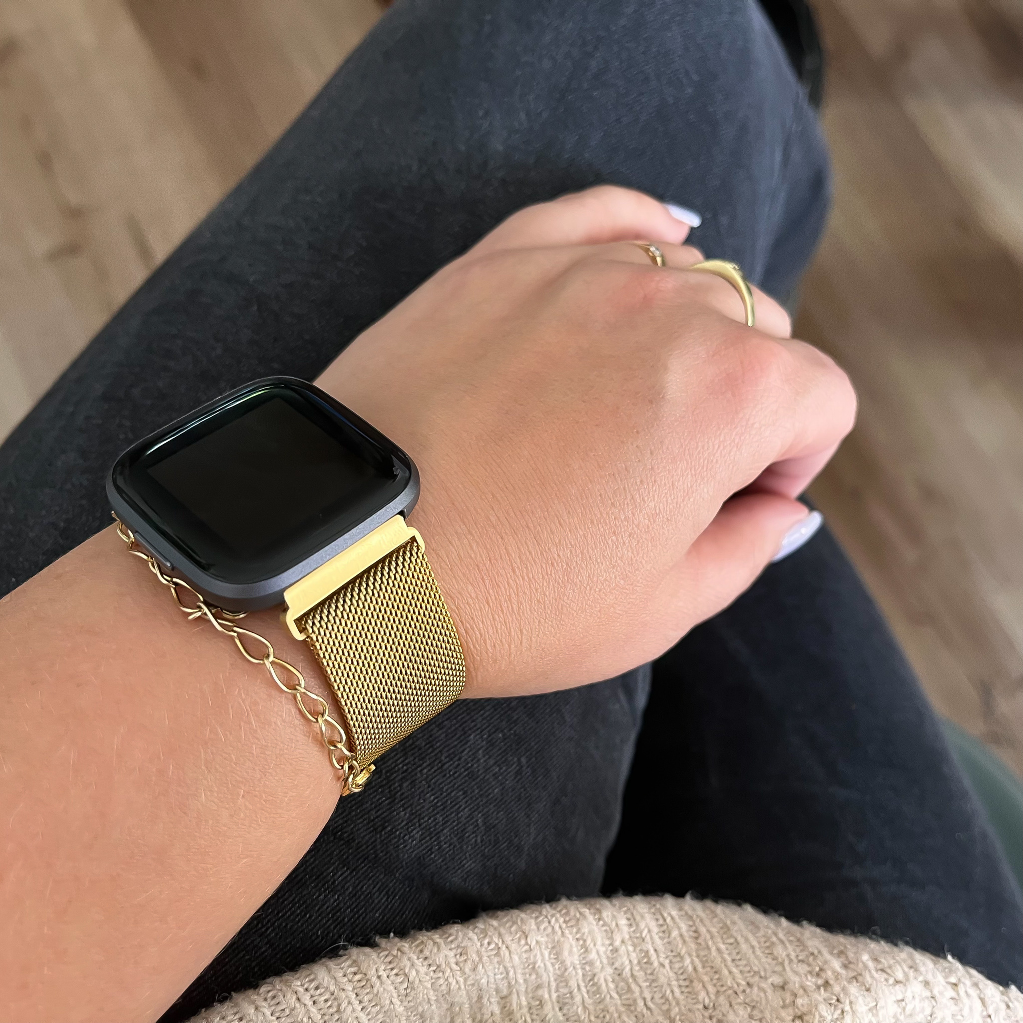 Cinturino loop in maglia milanese per Fitbit Versa - oro