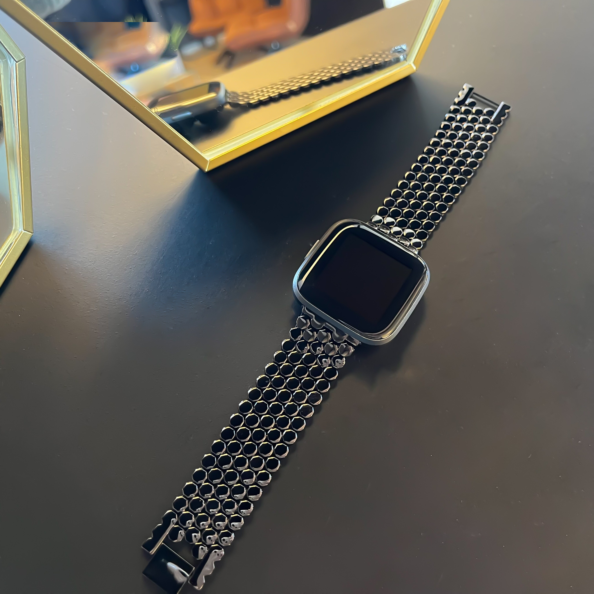 Cinturino a maglie in acciaio a forma di pesce per Fitbit Versa - nero