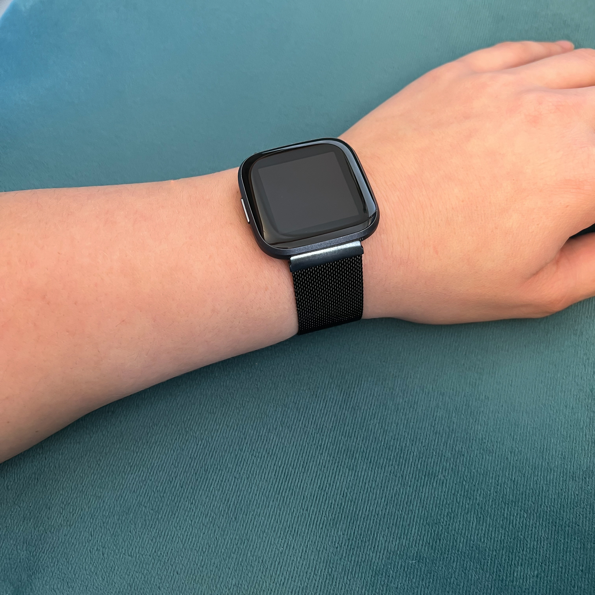 Cinturino loop in maglia milanese per Fitbit Versa - nero