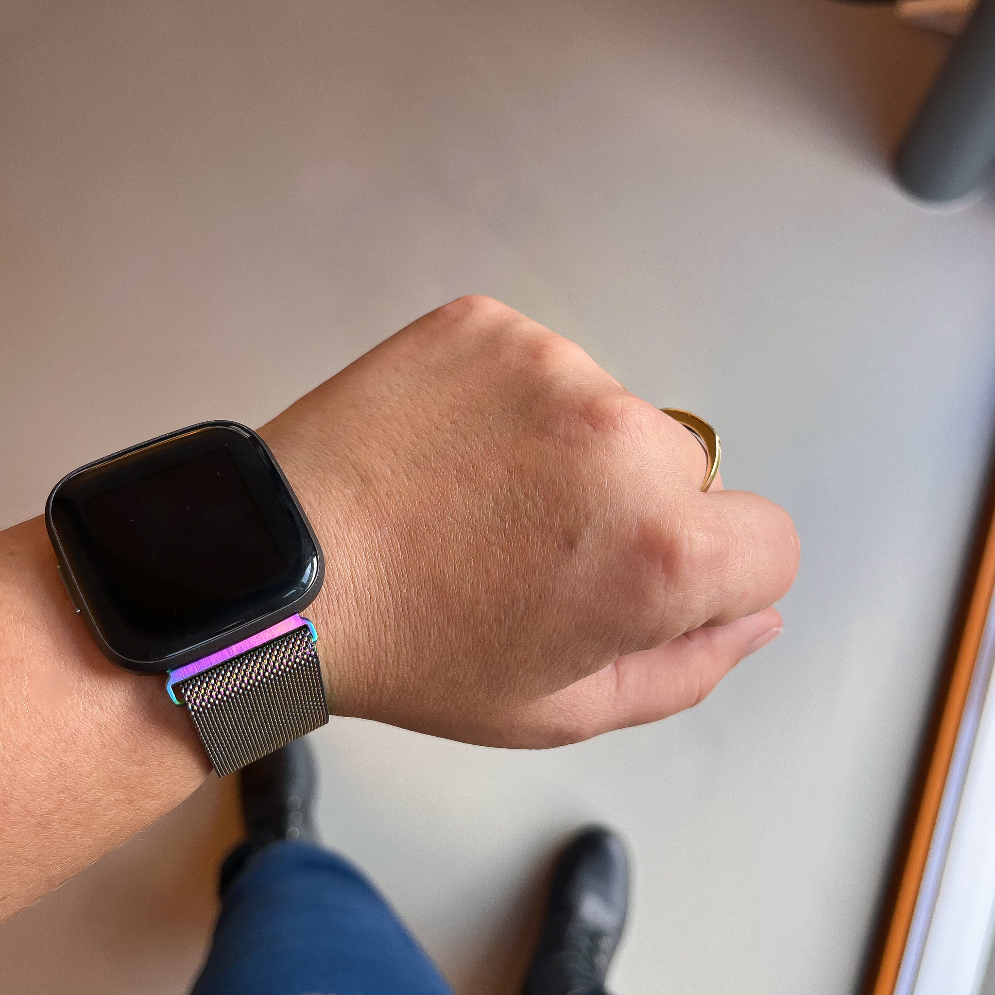 Cinturino loop in maglia milanese per Fitbit Versa - colorata