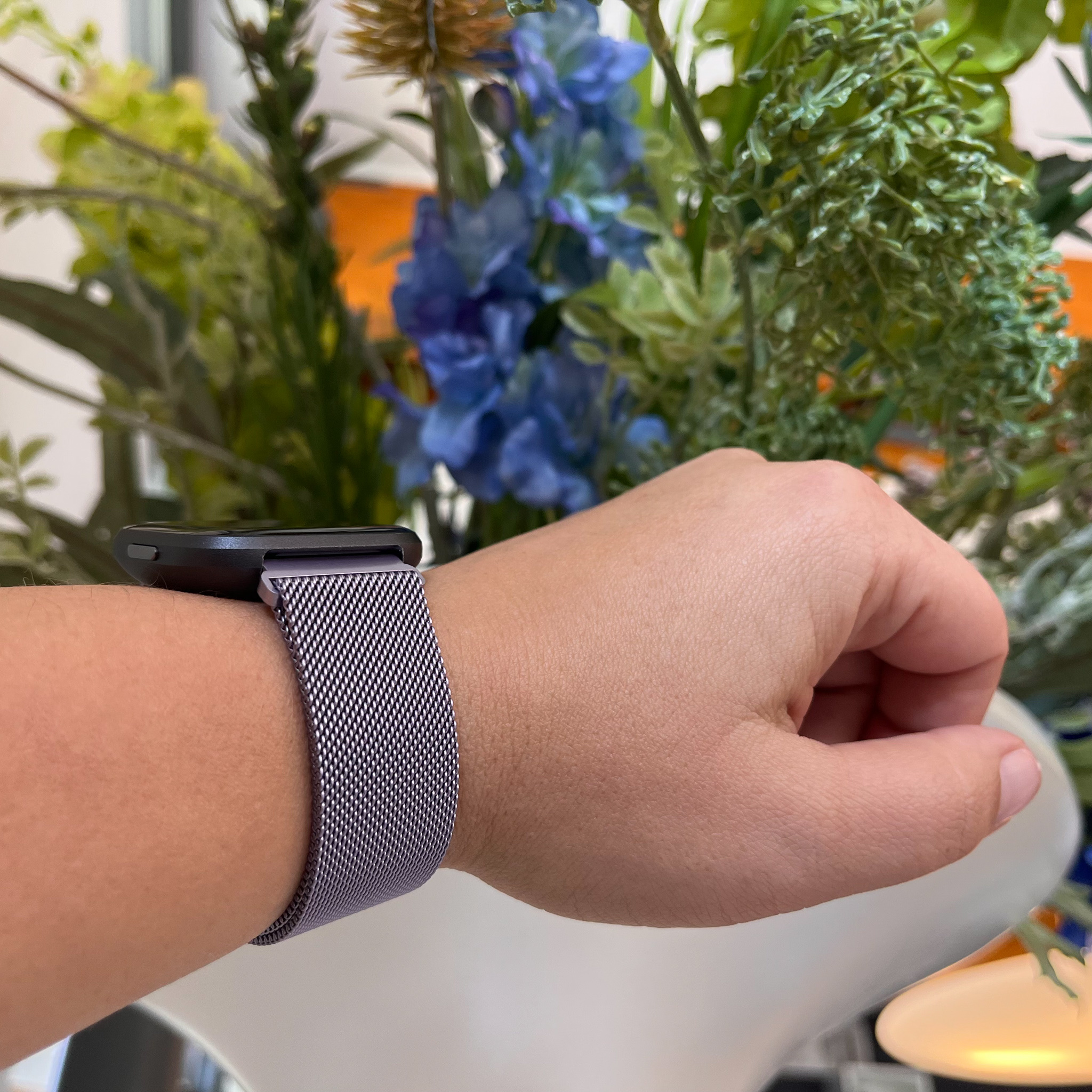Cinturino loop in maglia milanese per Fitbit Versa - lavanda