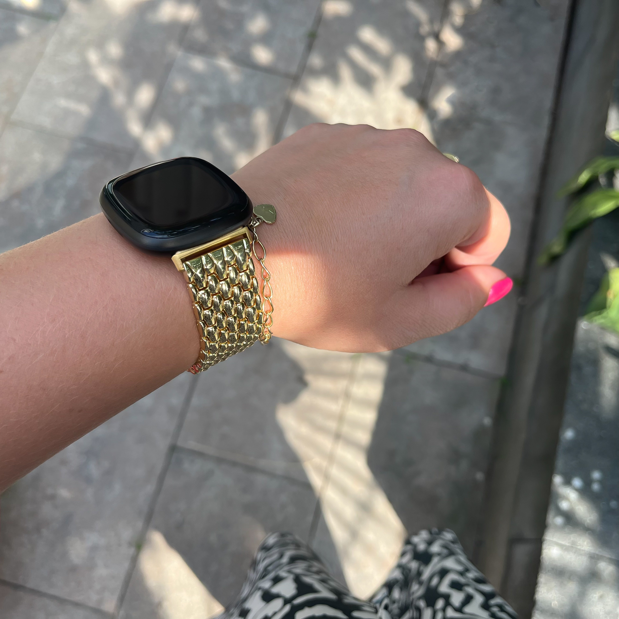 Cinturino a maglie in acciaio con drago per Fitbit Versa 3 / Sense - oro