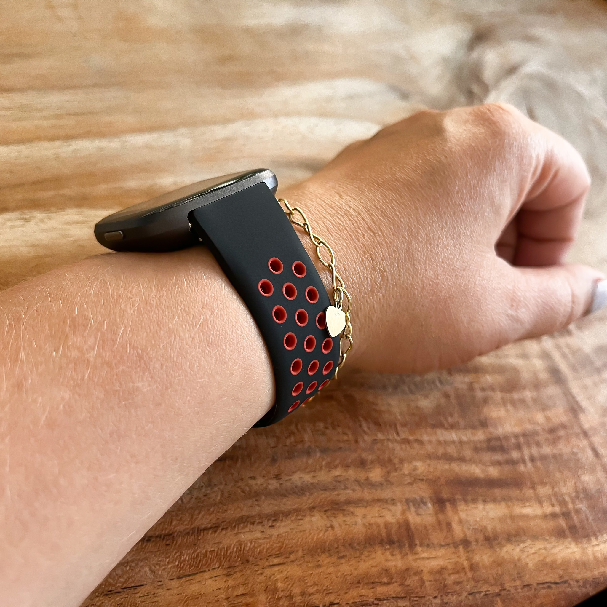Cinturino doppio sport per Fitbit Versa - nero rosso