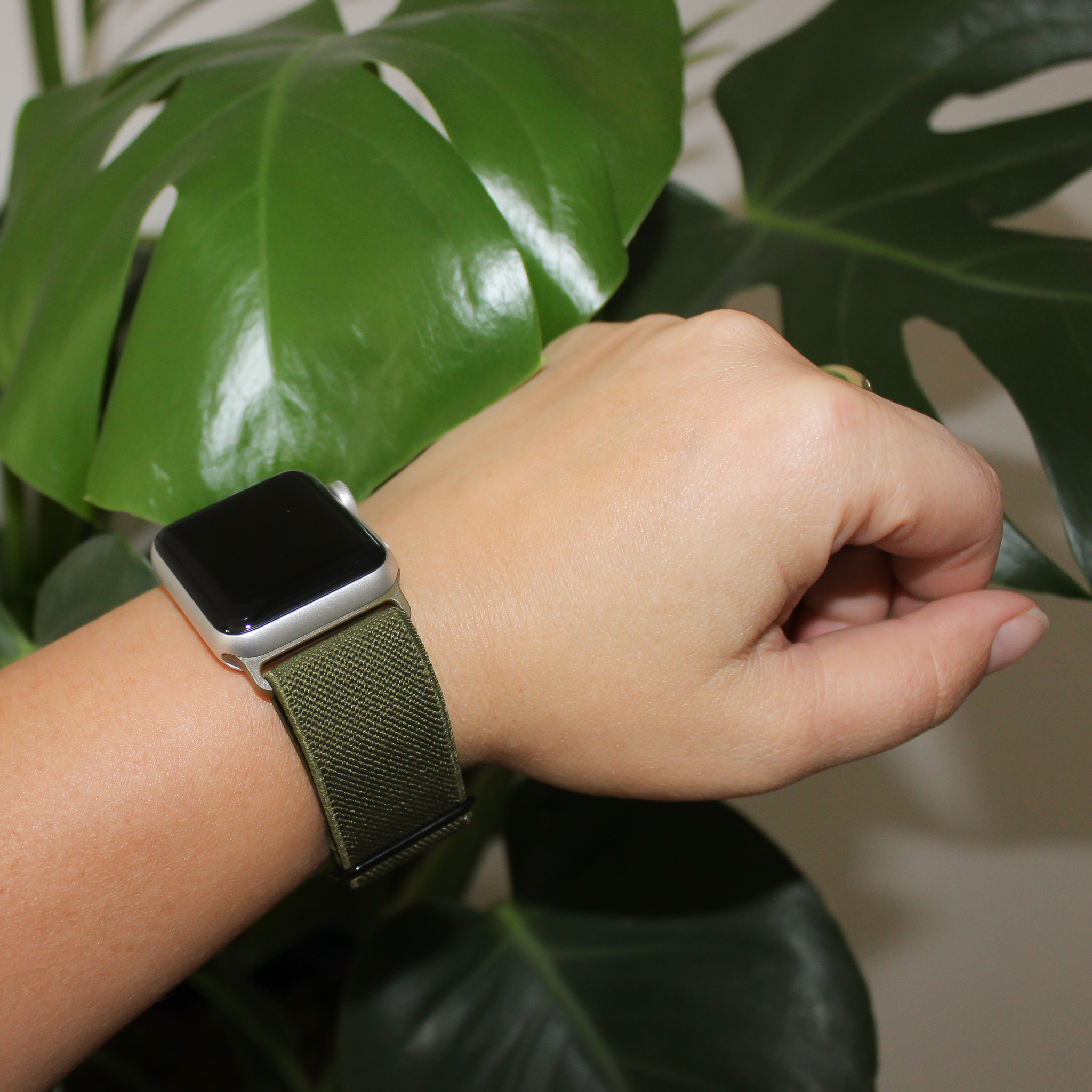 Cinturino solo loop in nylon per Apple Watch verde militare