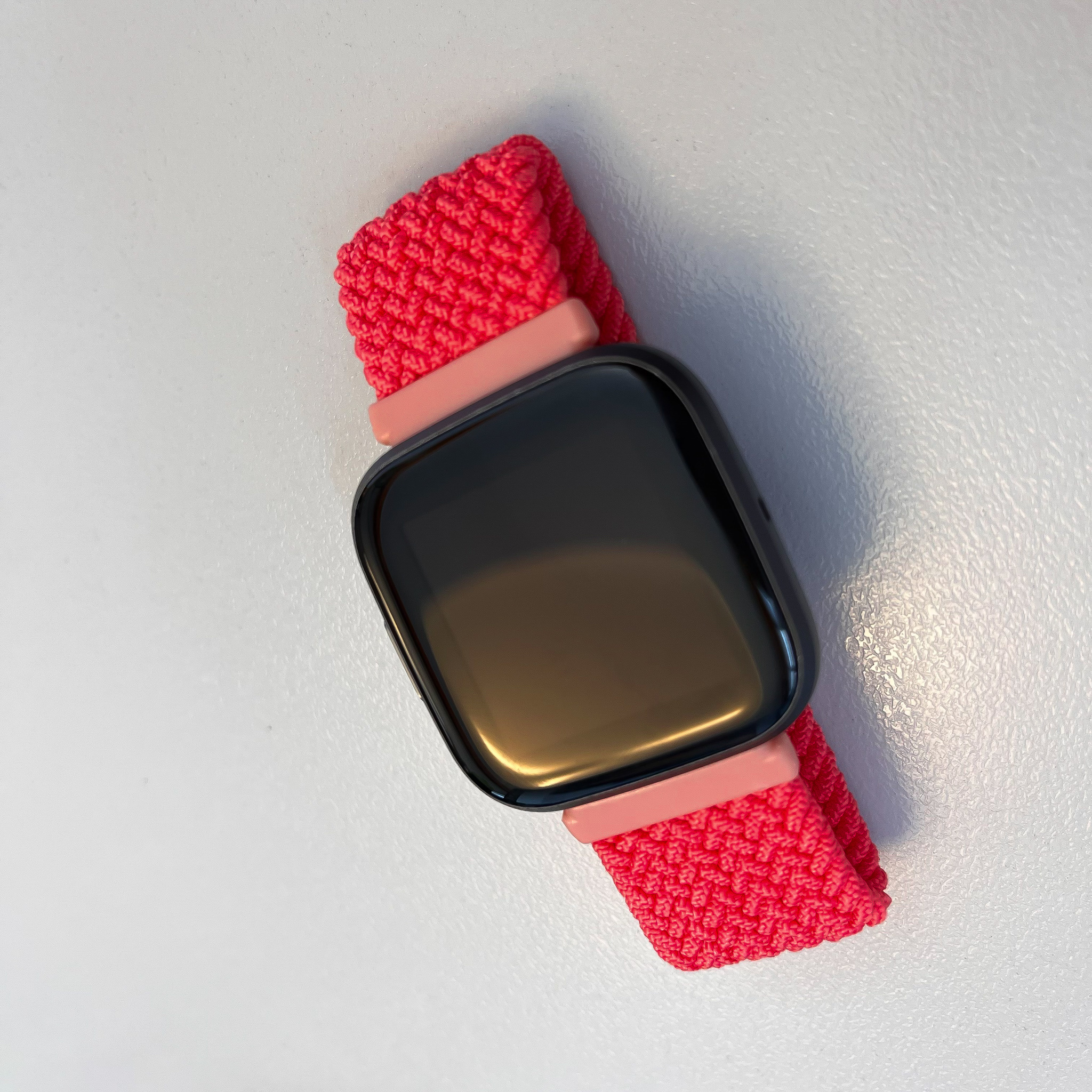 Cinturino Solo intrecciato in nylon per Fitbit Versa - rosso