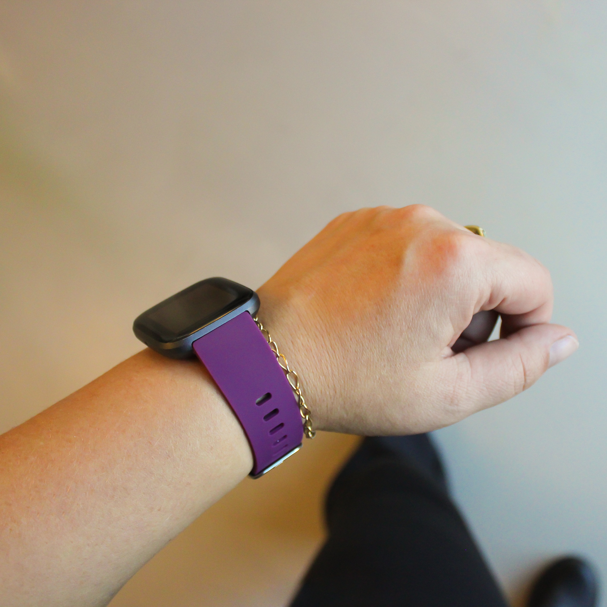 Cinturino sport per Fitbit Versa - viola scuro