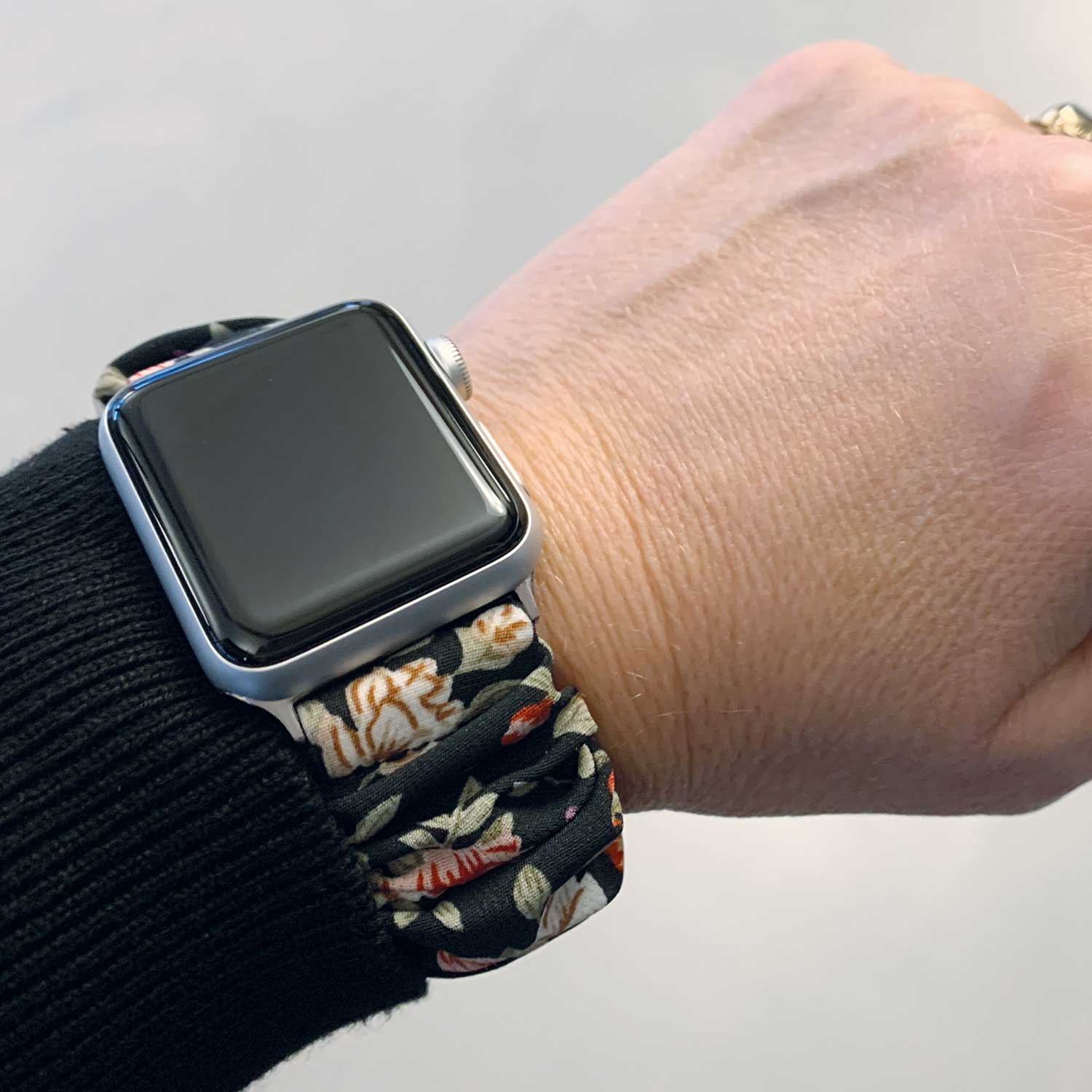 Cinturino elastico in nylon per Apple Watch - nero floreale