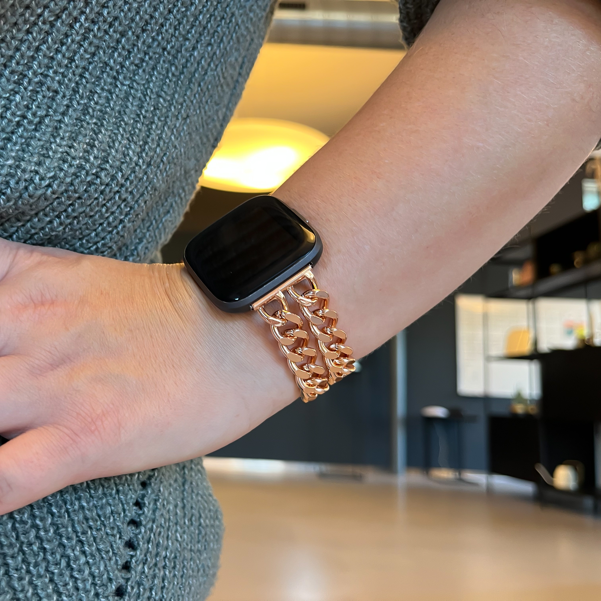Cinturino a maglie in acciaio con cowboy per Fitbit Versa - oro rosa
