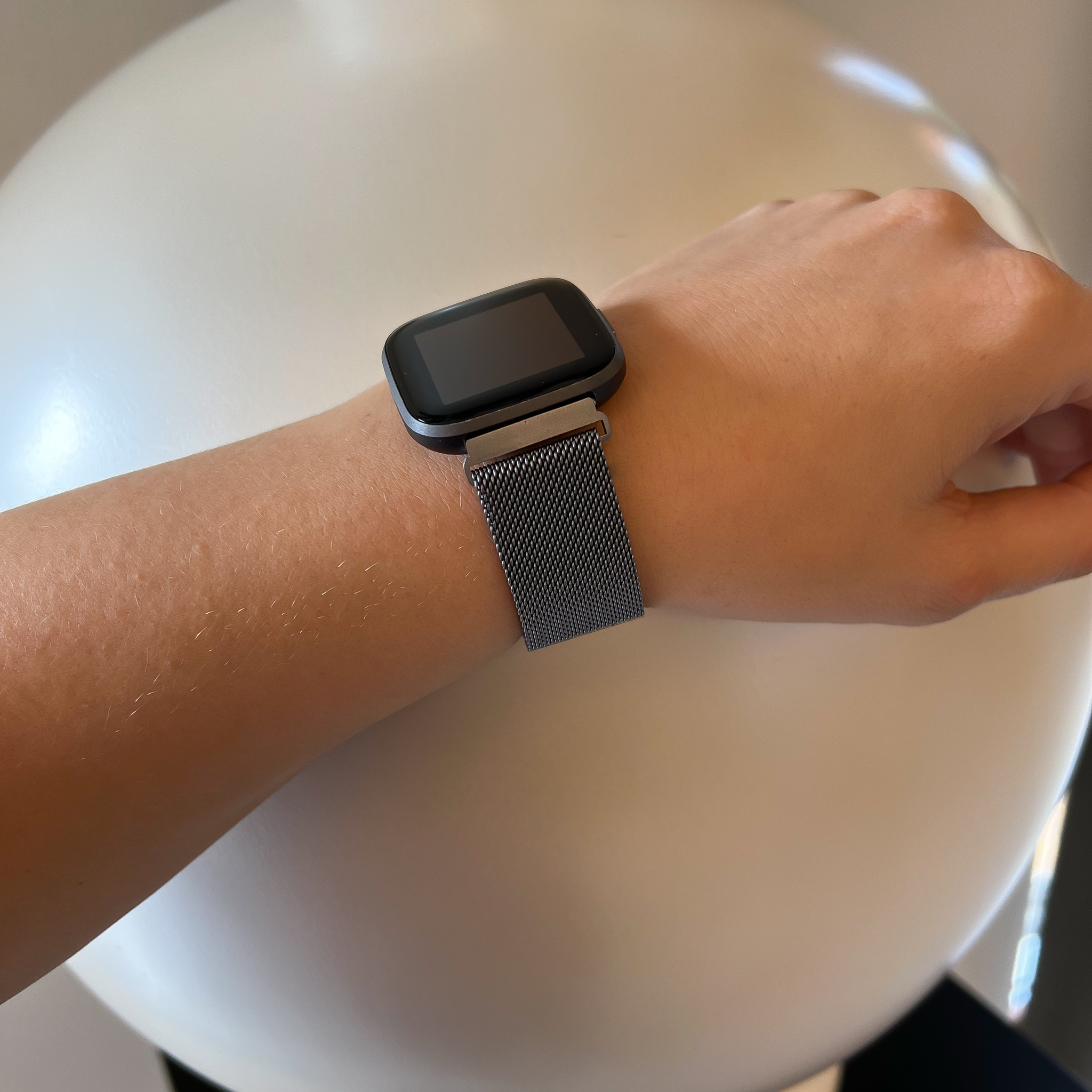 Cinturino loop in maglia milanese per Fitbit Versa - grigio spazio